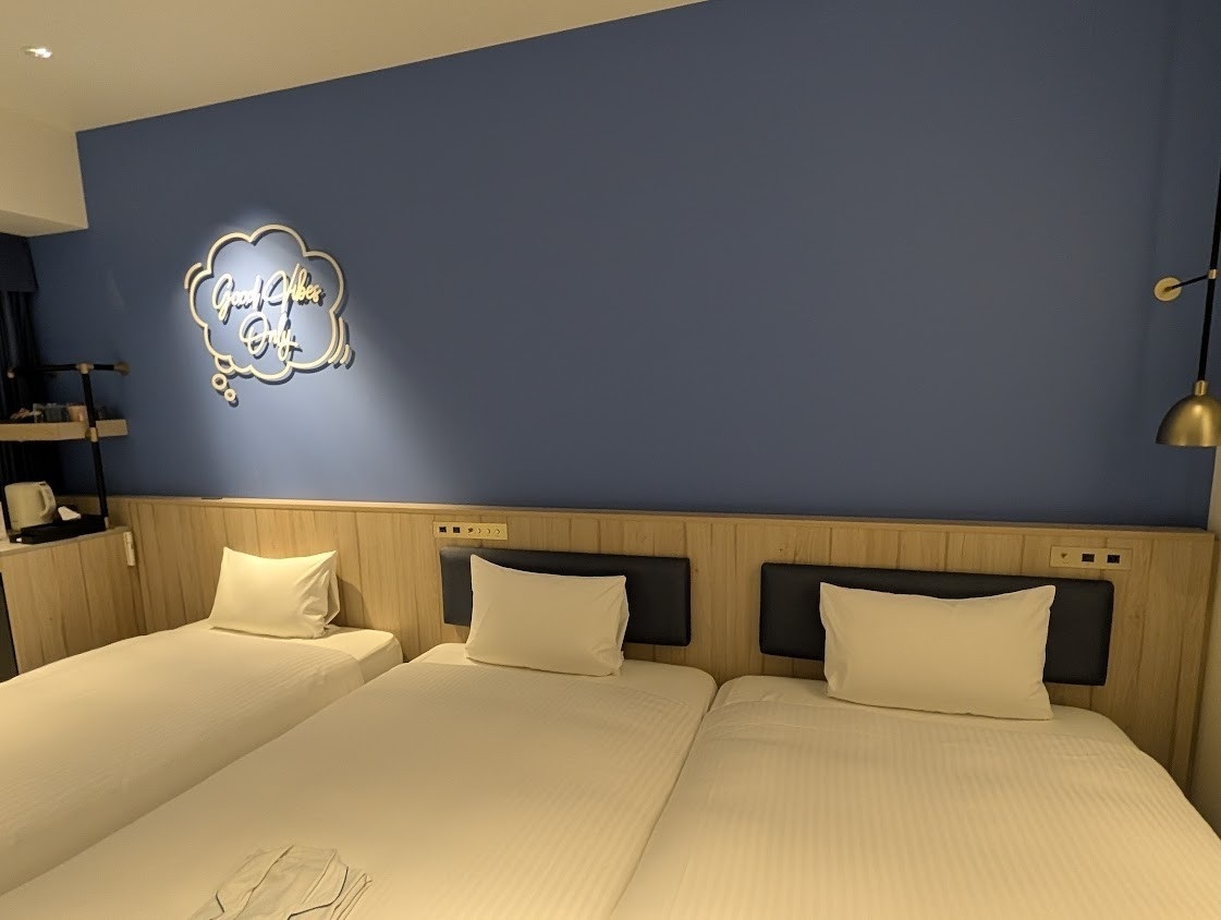 ホテル近鉄の客室（ベッドヘッドの装飾）