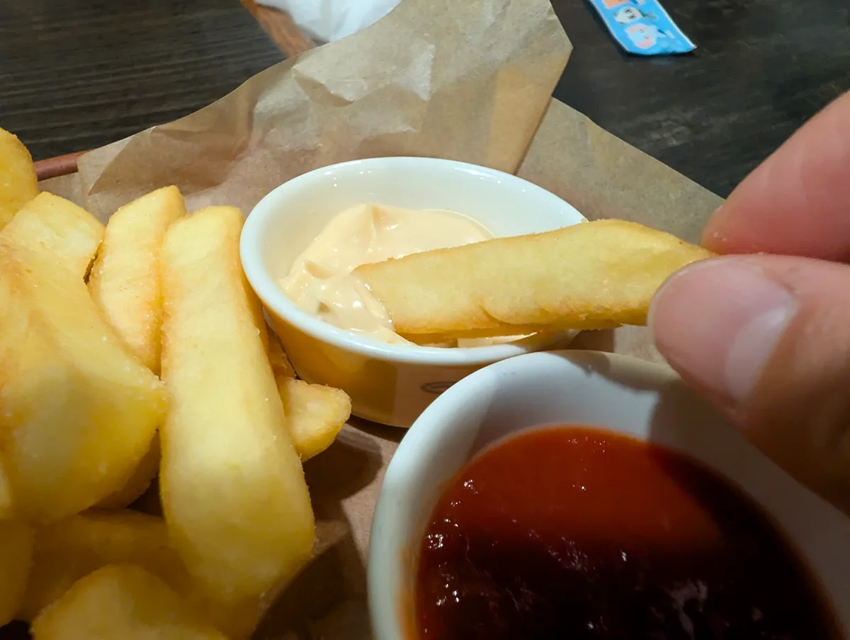 2種類のソースにつけて食べるびっくりフライドポテト