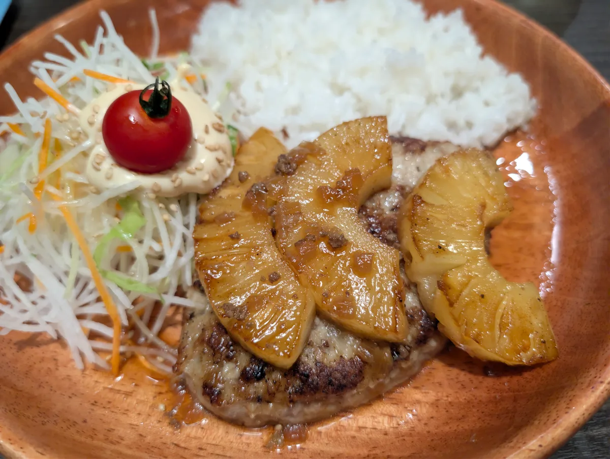 ハンバーグの上に焼いたパインがのったパインバーグディッシュ