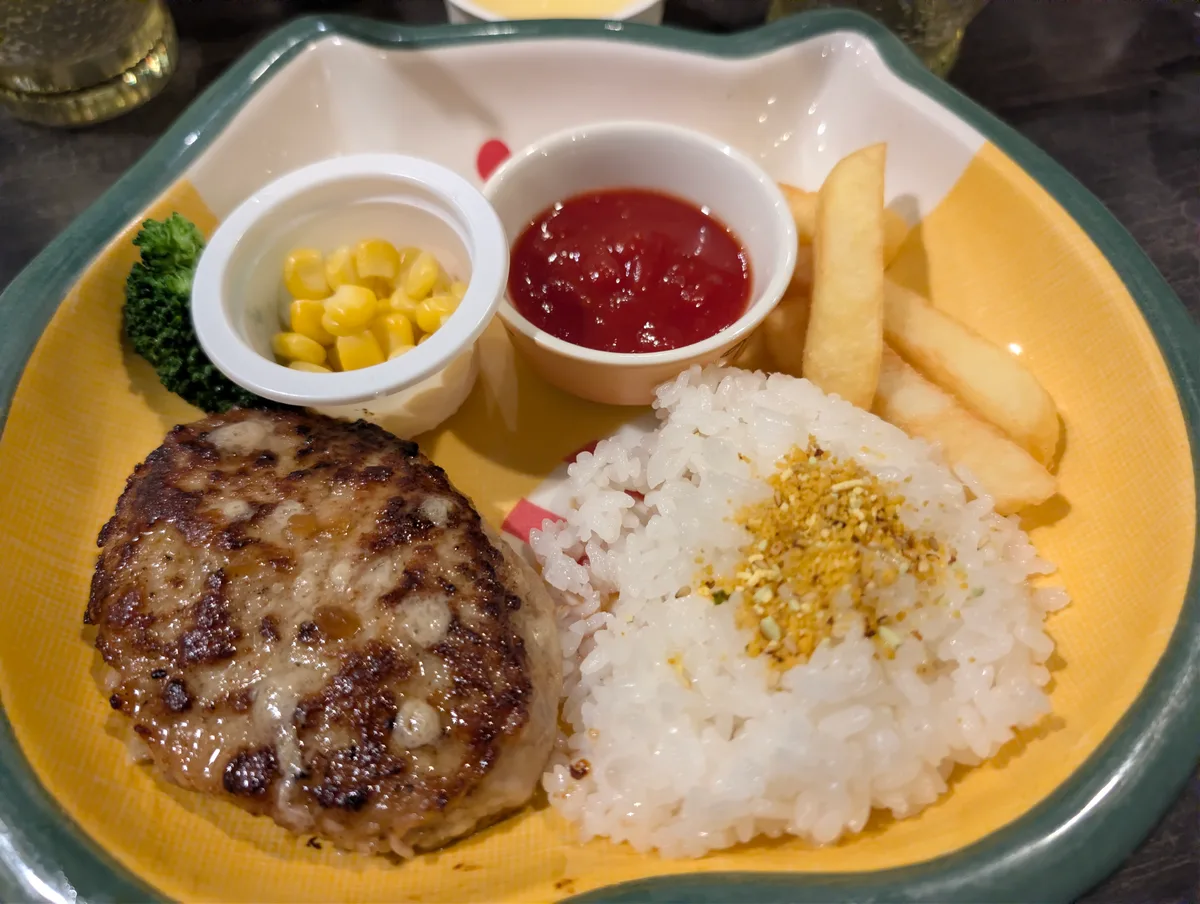 ハンバーグやポテト、ライスなどが盛られたおこさまランチ
