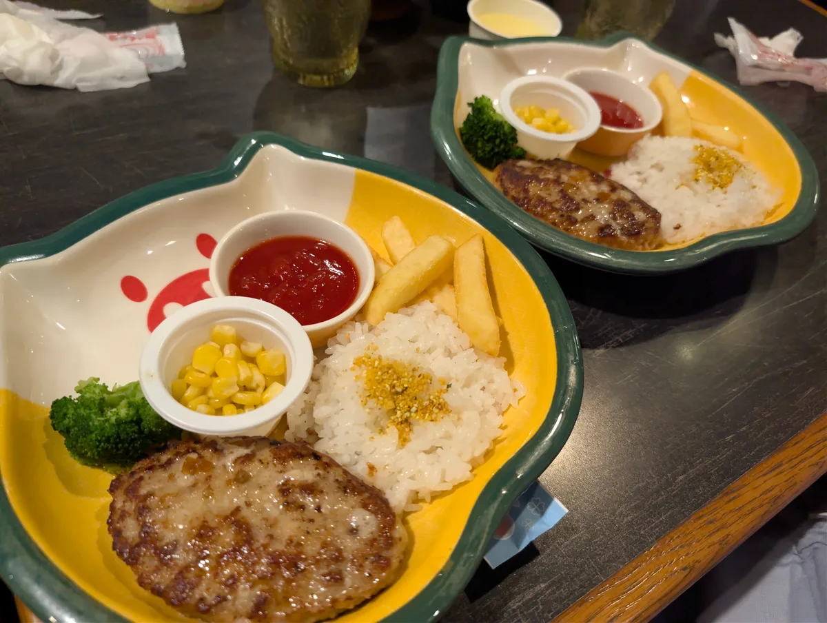 テーブルに並んだ2つのおこさまランチ
