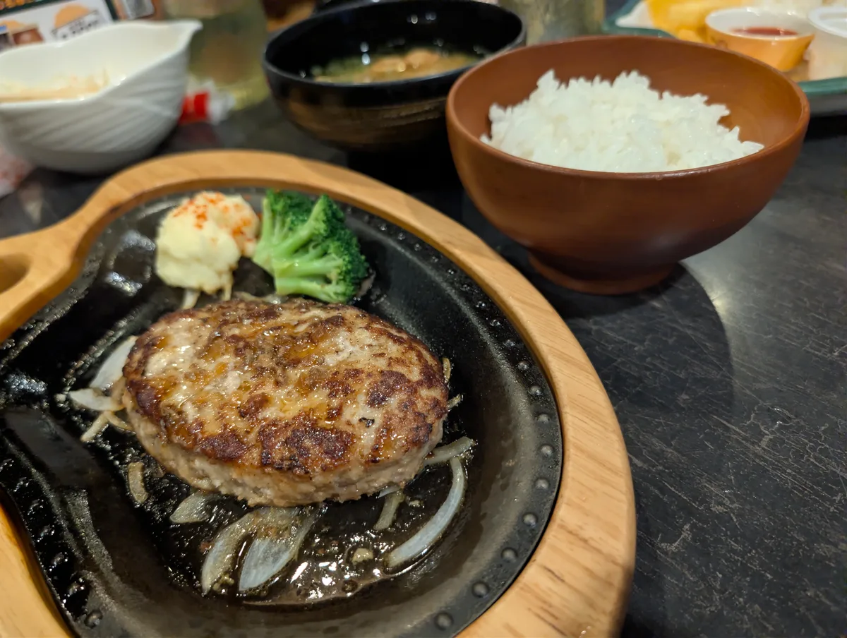熱い鉄板で提供されたレギュラーバーグステーキ
