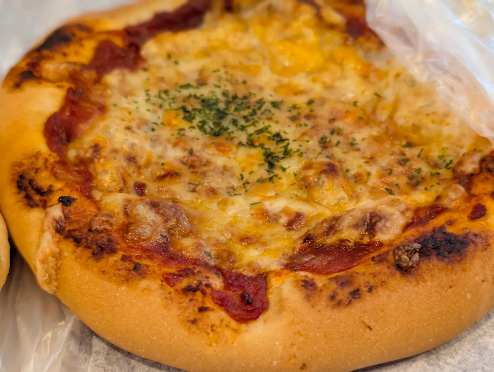チーズや具材がのったピザ風の惣菜パン