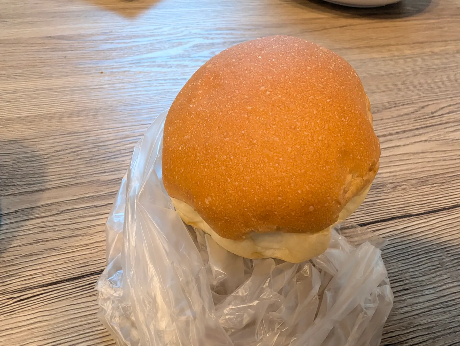 シャンピニヨンで購入した丸い甘いパン