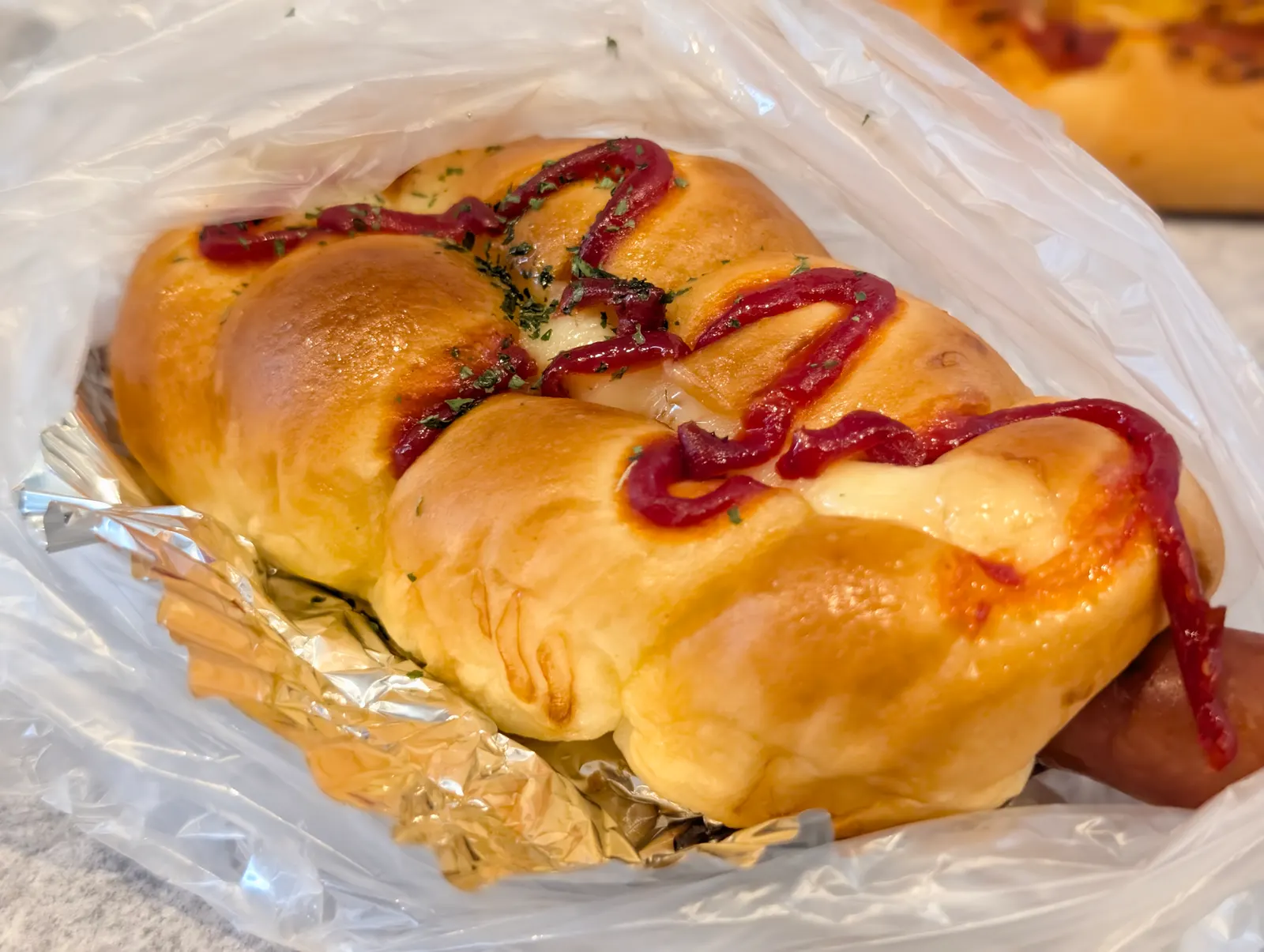 ソーセージとケチャップを使った惣菜パン