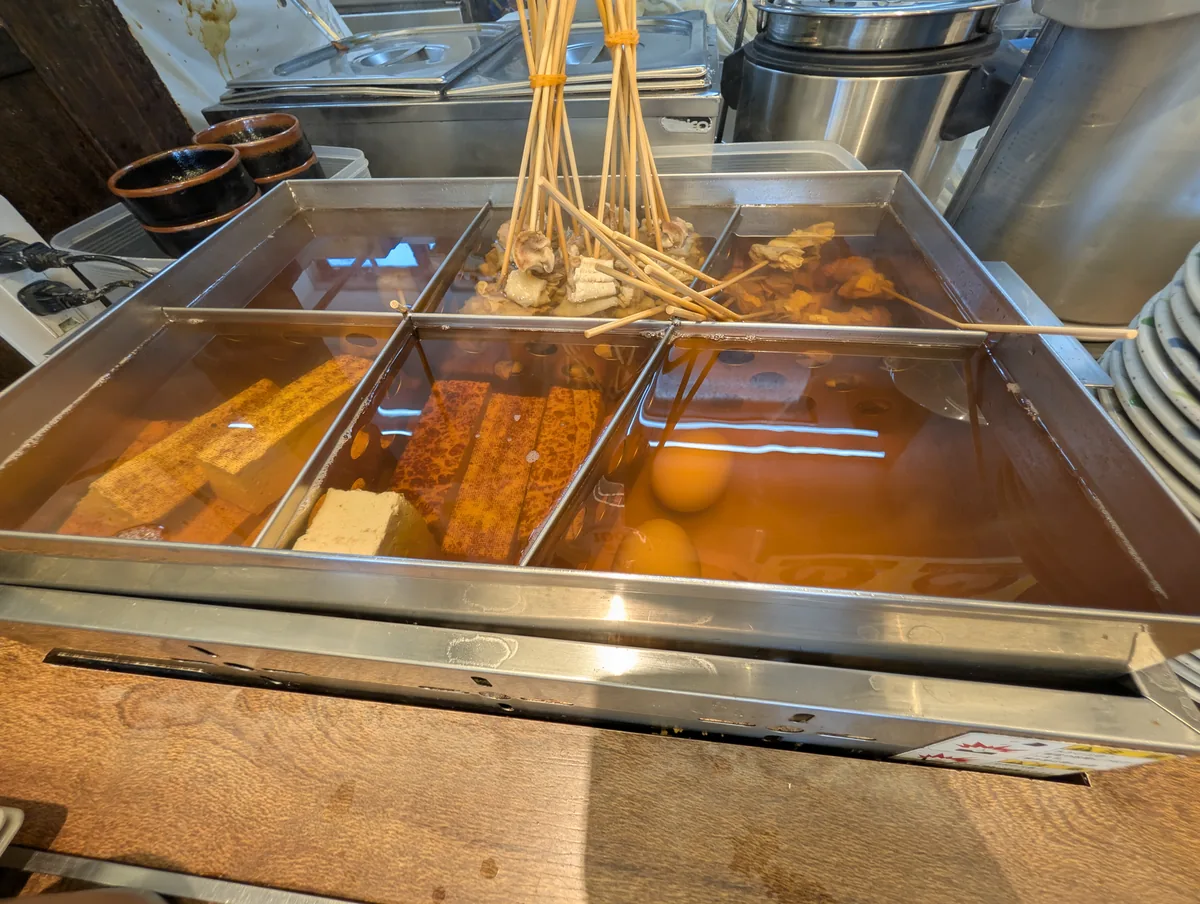 店内の揚げ物やトッピングが並ぶコーナー