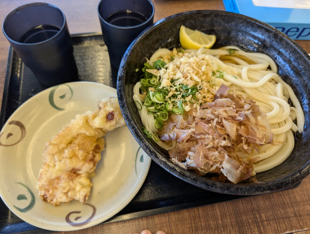 ぶっかけうどんと別皿の天ぷら