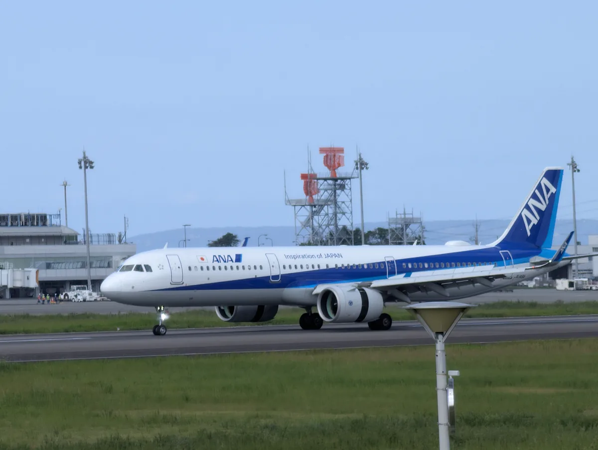 高松空港を離陸するANAの旅客機