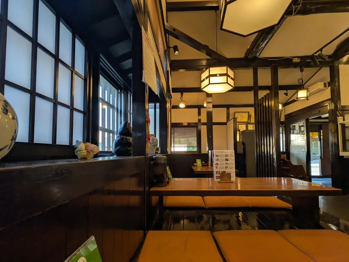 本格手打もり家の落ち着いた店内とテーブル席