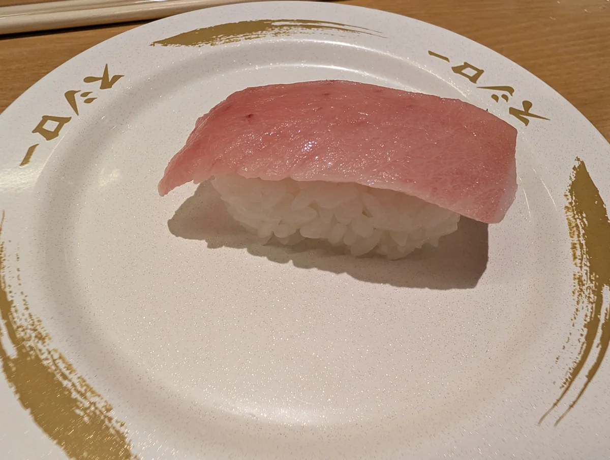 白い皿にのったまぐろ系の一貫握り