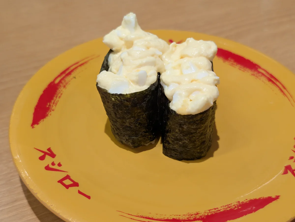 白いサラダ系の具材をのせた軍艦