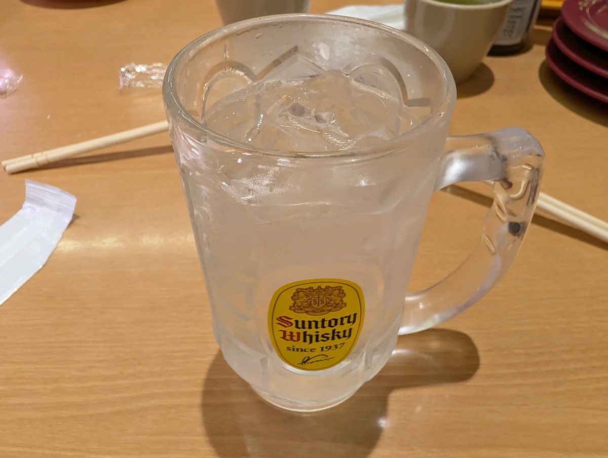 氷の入ったジョッキの飲み物