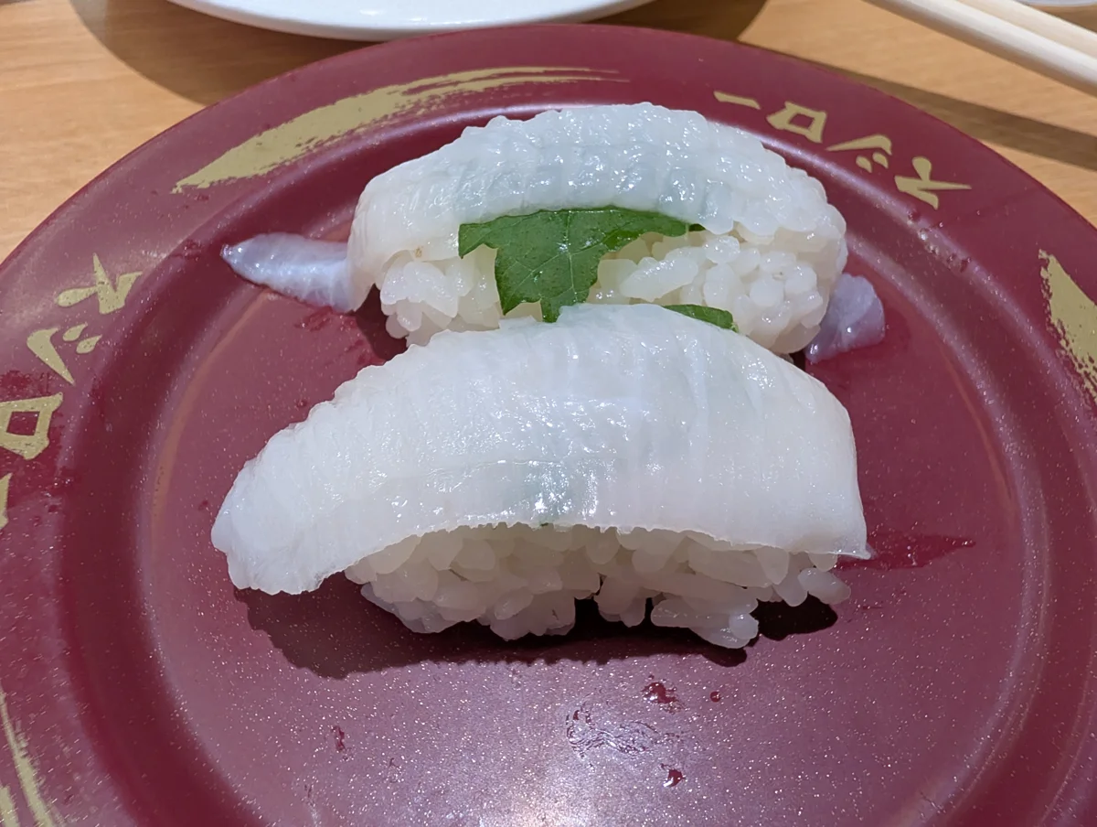 緑の具材を添えたいかの握り