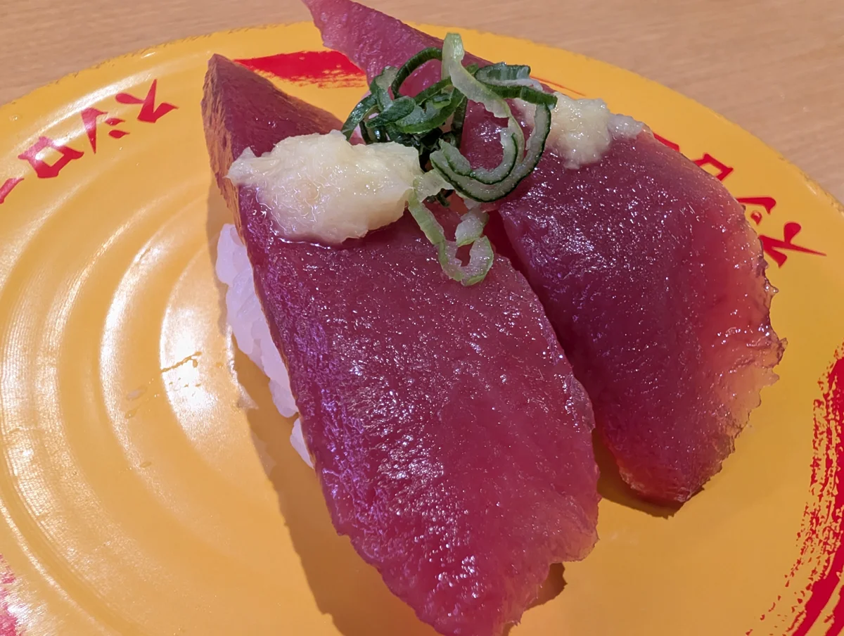 薬味とおろしを添えた赤身魚の握り