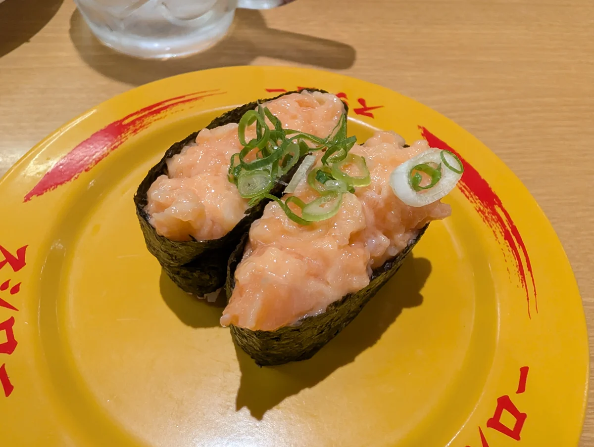 ねぎを添えたサーモン系の軍艦