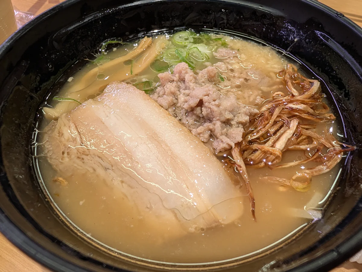 チャーシューとひき肉などがのったラーメン