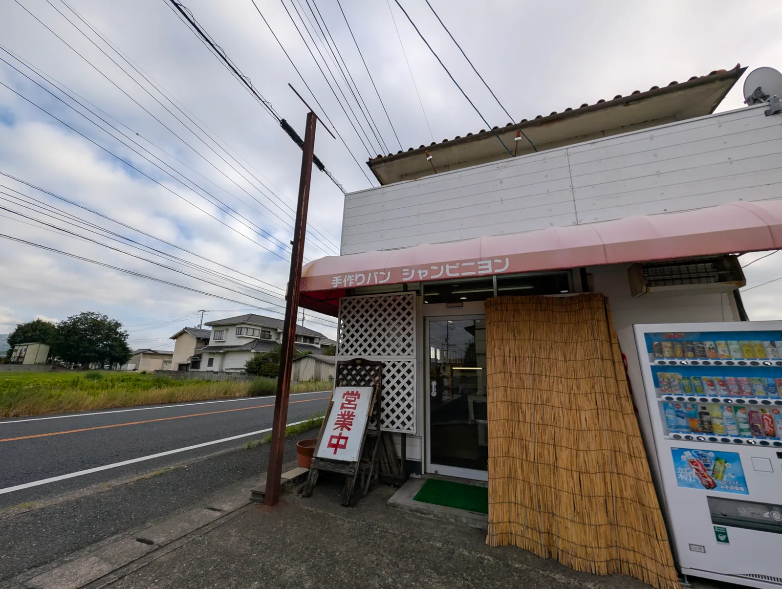 朝に立ち寄ったパン屋シャンピニヨンの外観