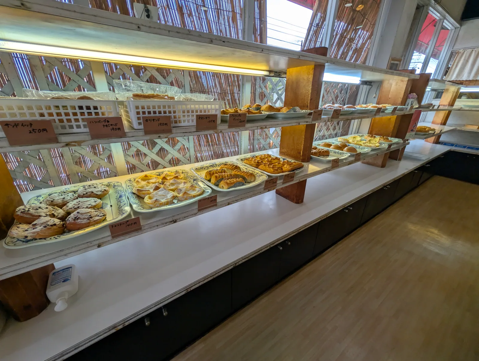 シャンピニヨンの店内に並ぶパン