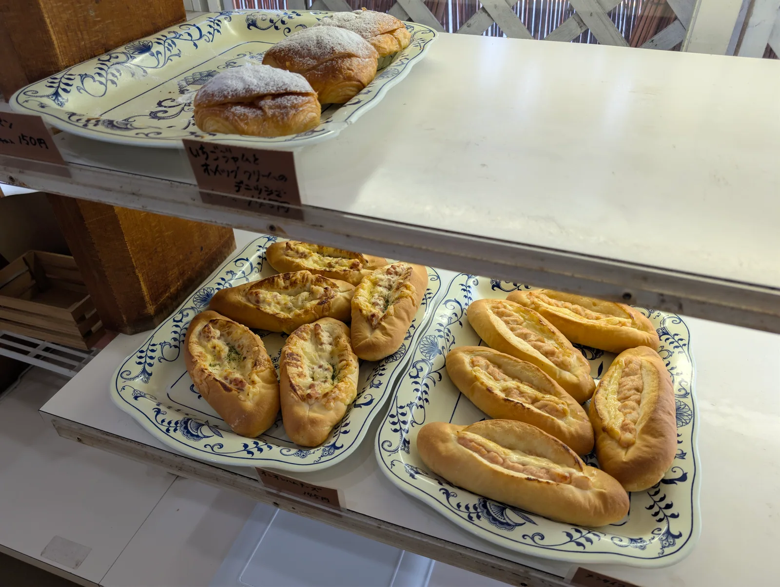 ショーケースに並ぶ惣菜パン