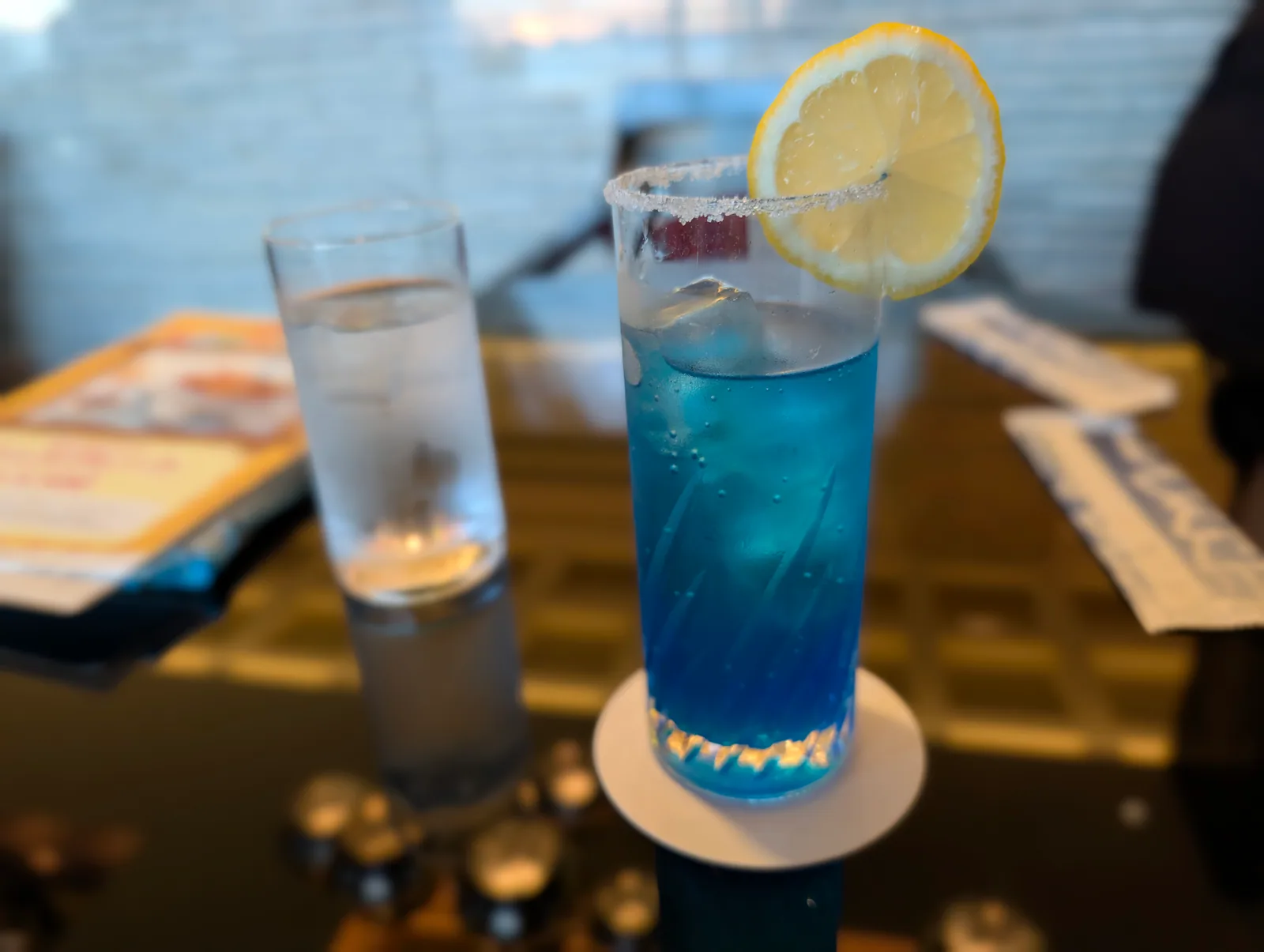 最上階特別フロア宿泊特典の青いウェルカムドリンク