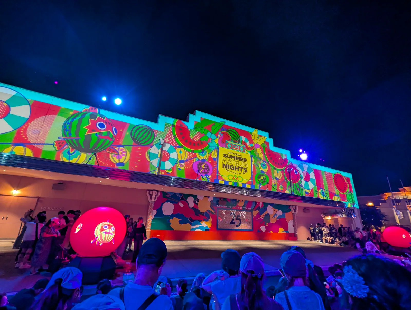 夜のショー会場のステージ