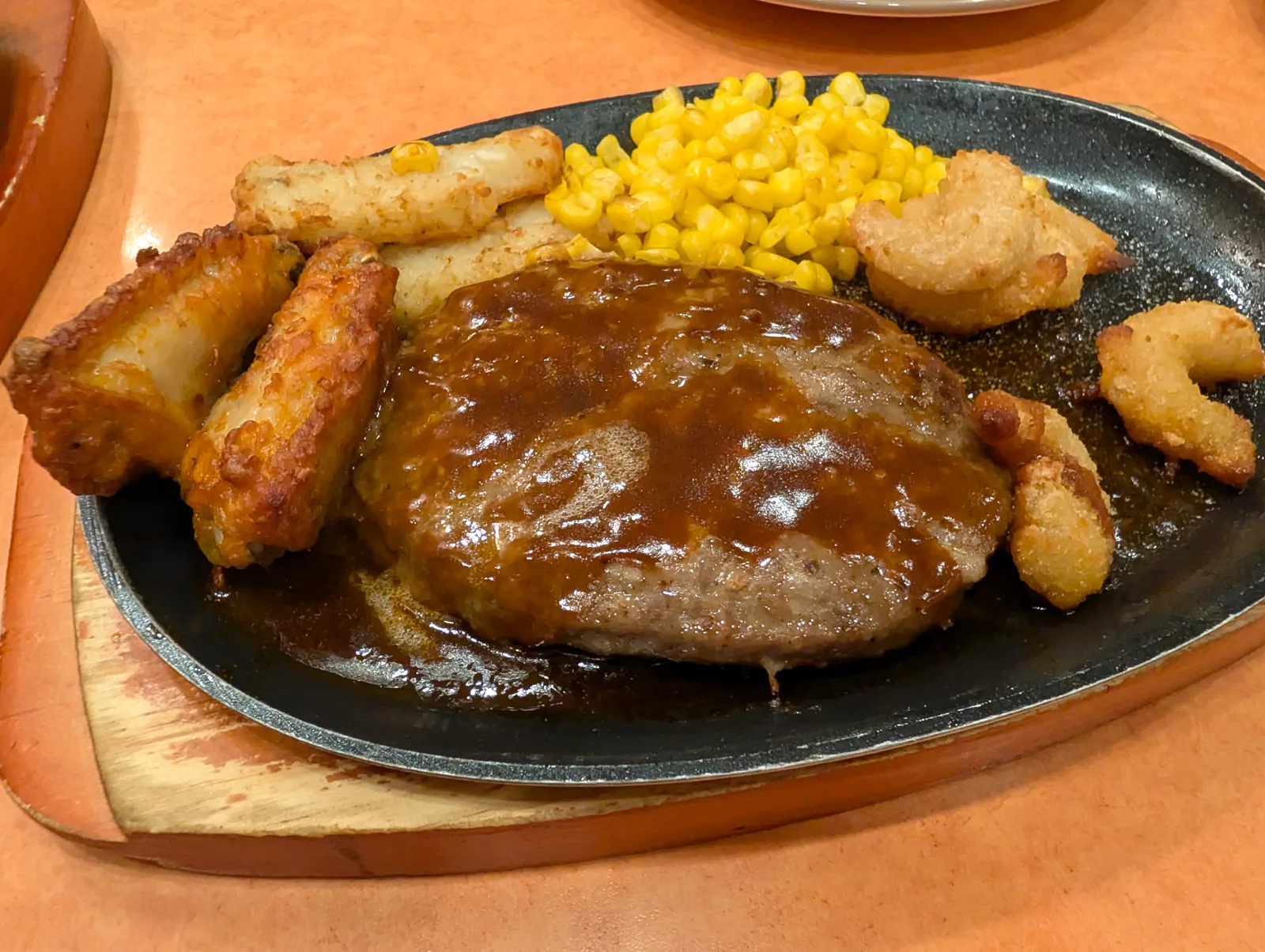 ハンバーグと付け合わせ
