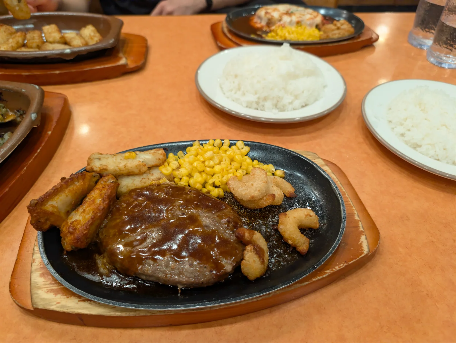 家族で分けたサイゼリヤの料理