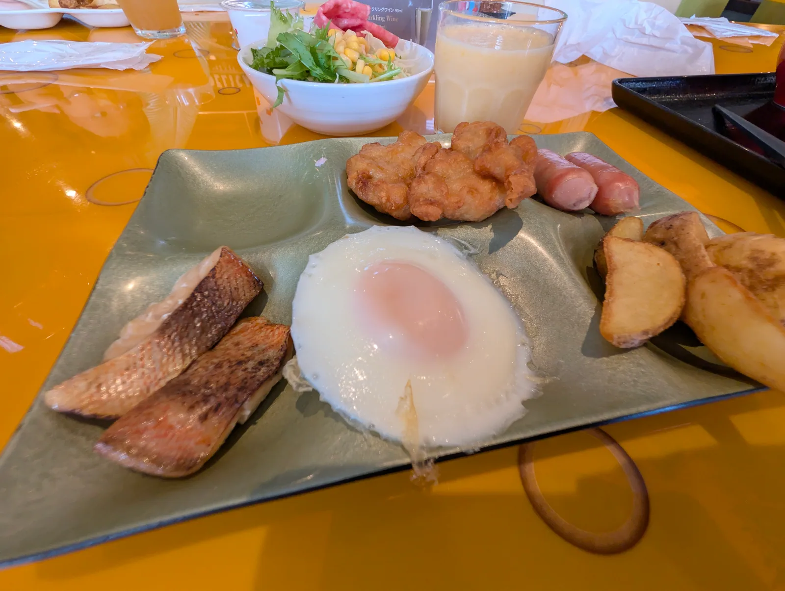 朝食ビュッフェで選んだプレート