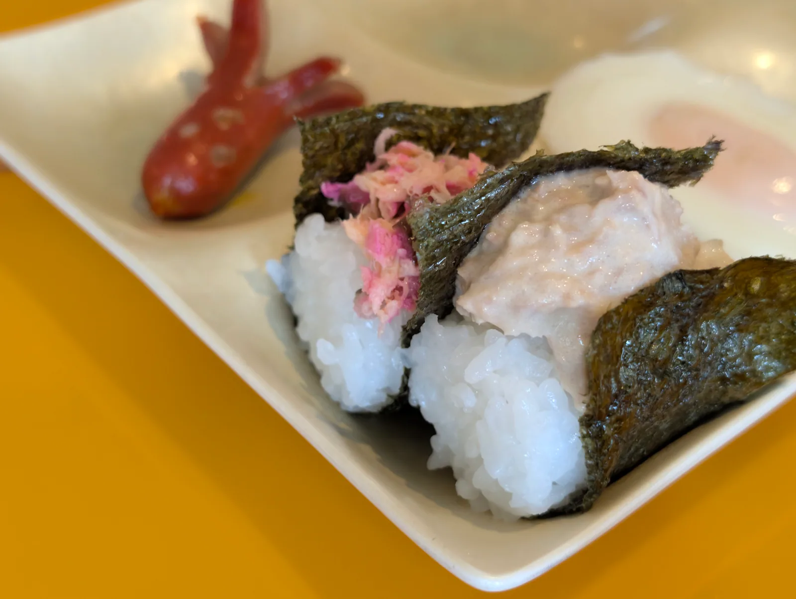 朝食の小さなおにぎり