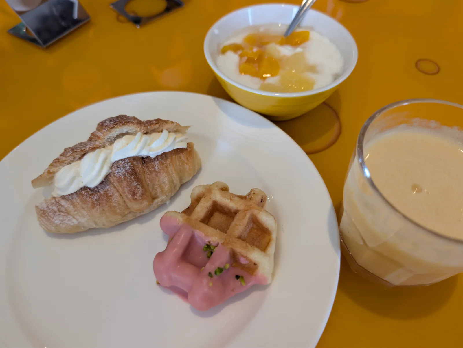 朝食のパンとワッフル