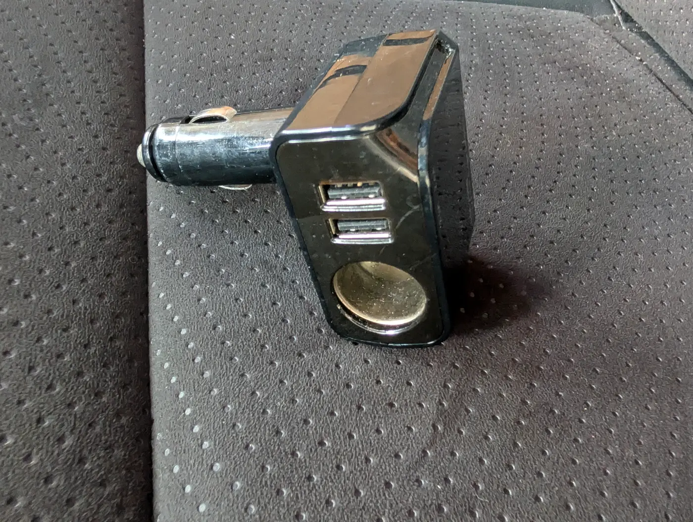 実際に使っているUSB-Aを2口備えた車載機器
