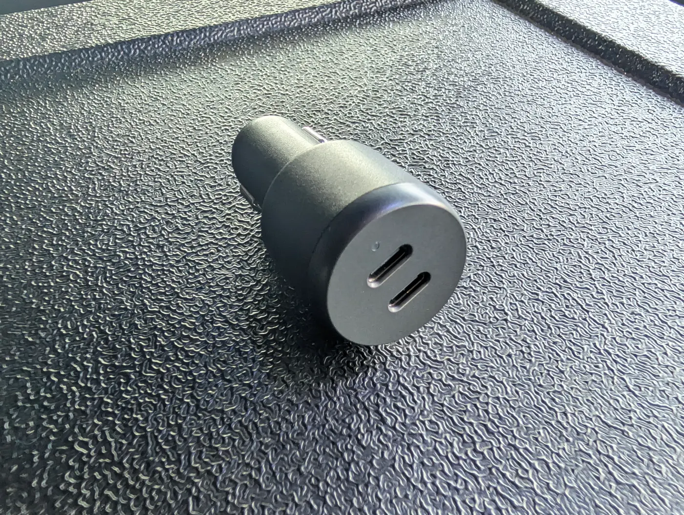 実際に使っているUSB-Cを2口備えた車載充電器