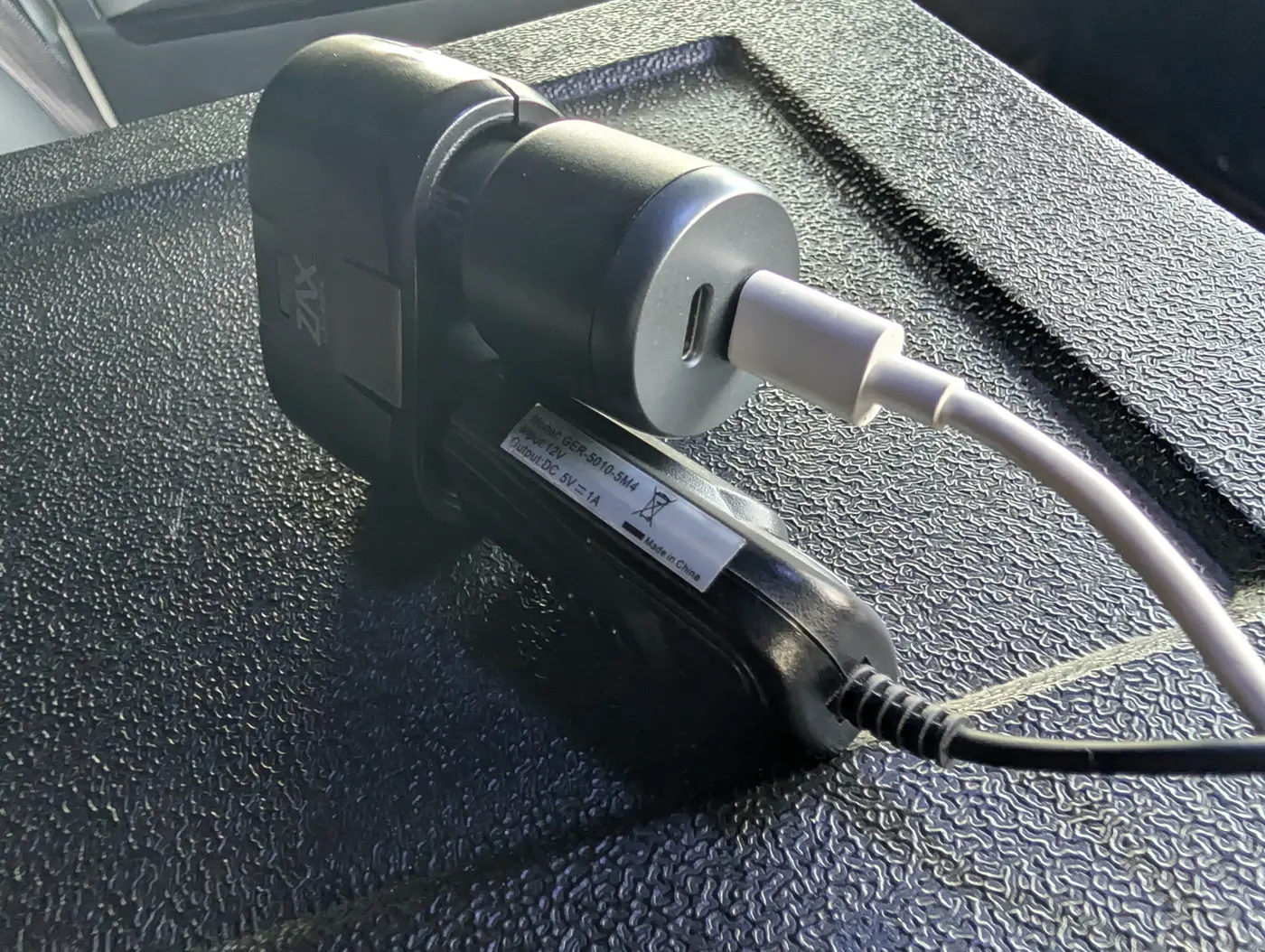 USB-Cケーブルを接続した実使用中の車載充電器