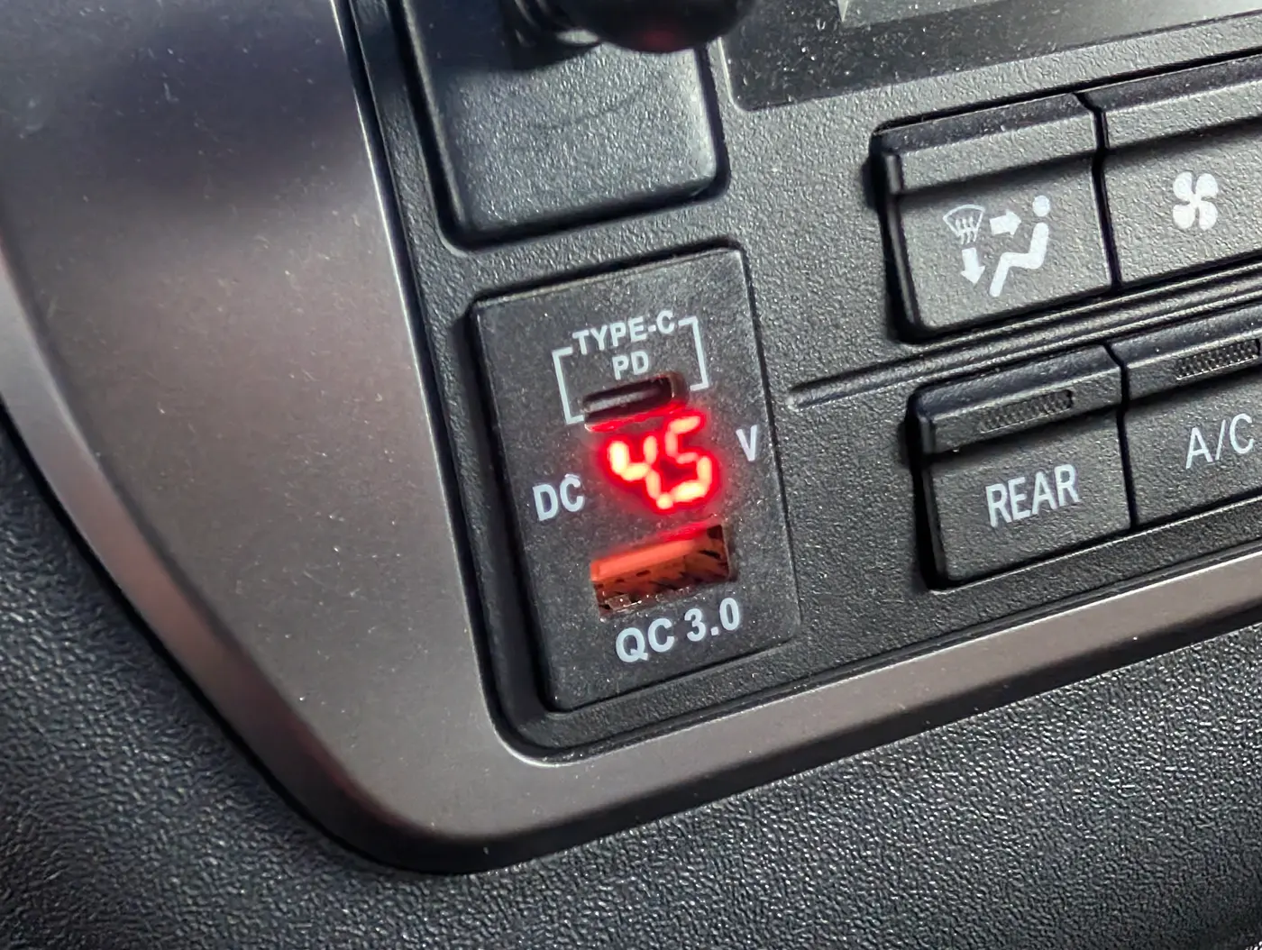 実際に使用している車両側のType-C PD端子とQC 3.0対応USB-A端子