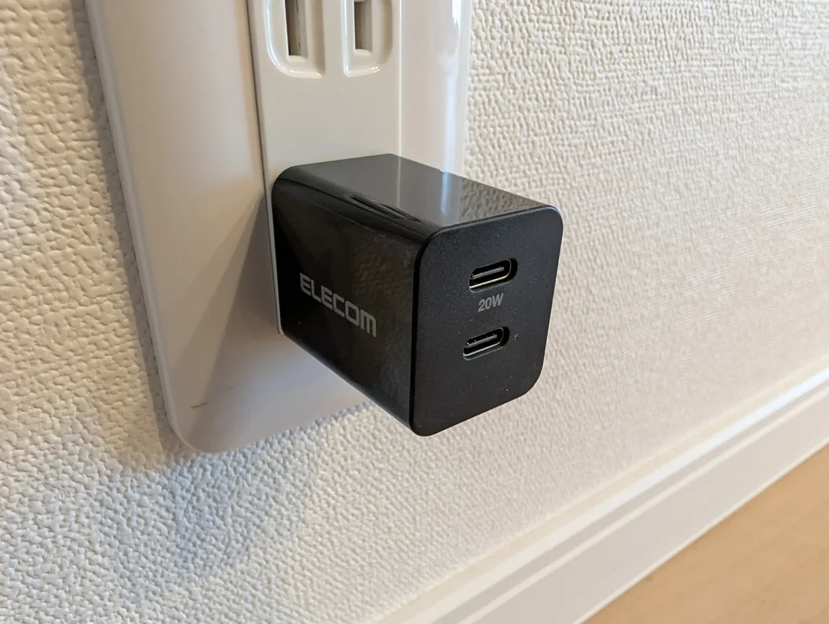 コンセントへ挿して使用しているエレコム20W USB-C 2ポート充電器