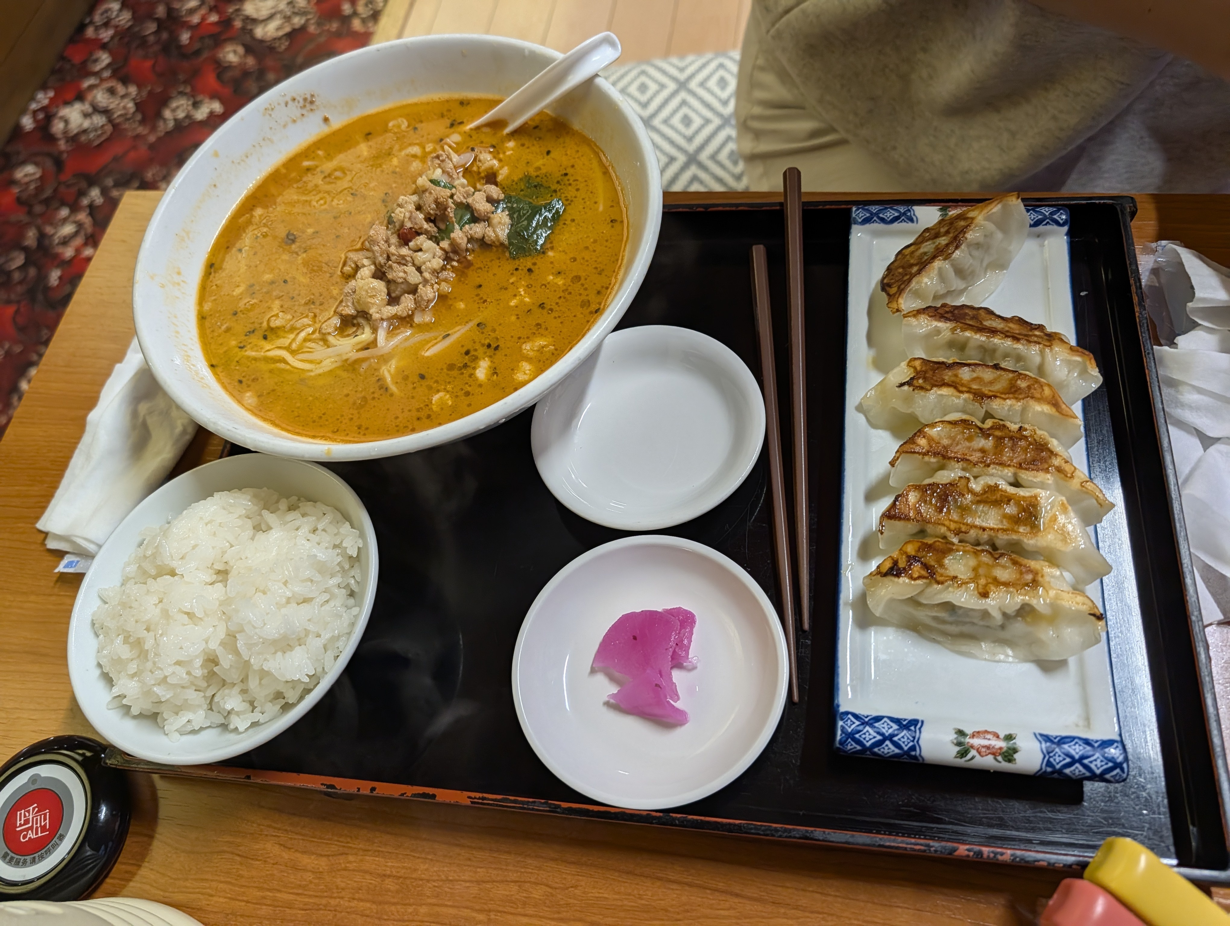 四季紅の担々麺と餃子のセット