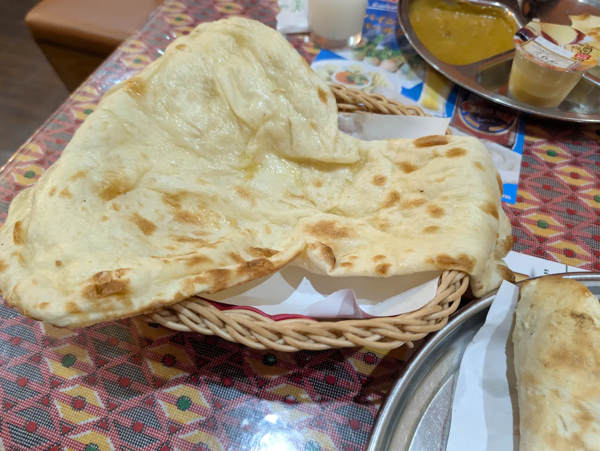 おかわりナン（バスケットに山盛り）