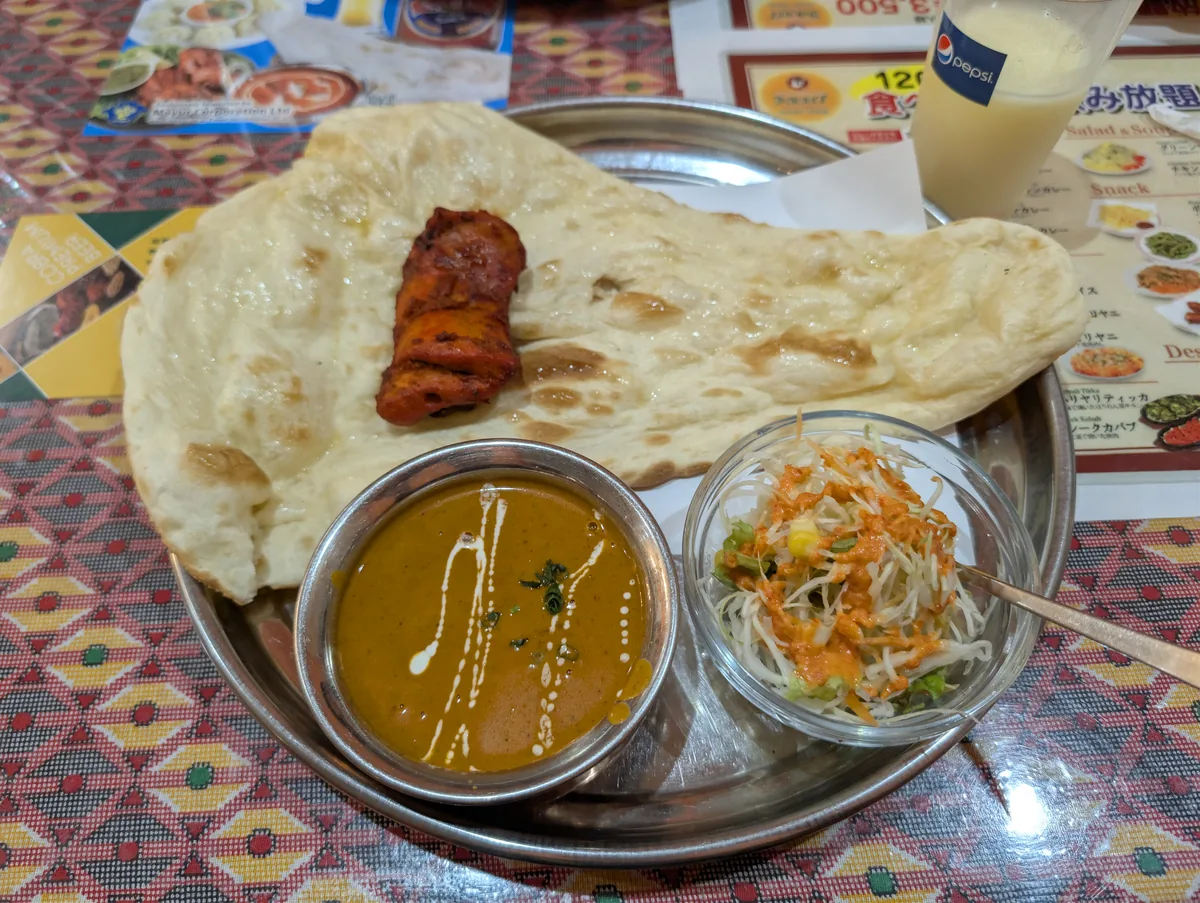 ディナーセットBのポークカレーとタンドリーチキン付き