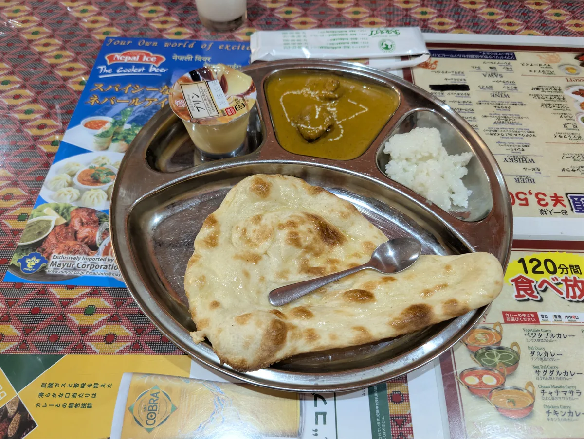 アラティのお子様セット（ナン・カレー2種・ライス）