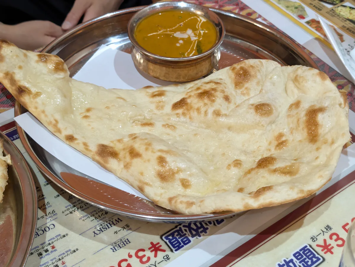 ポークカレーとナンのアップ