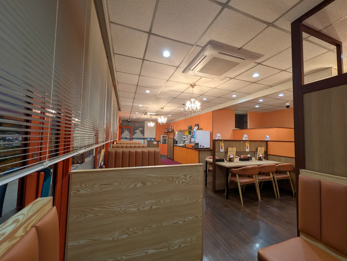 アラティ総社店の店内（オレンジの壁とシャンデリア）