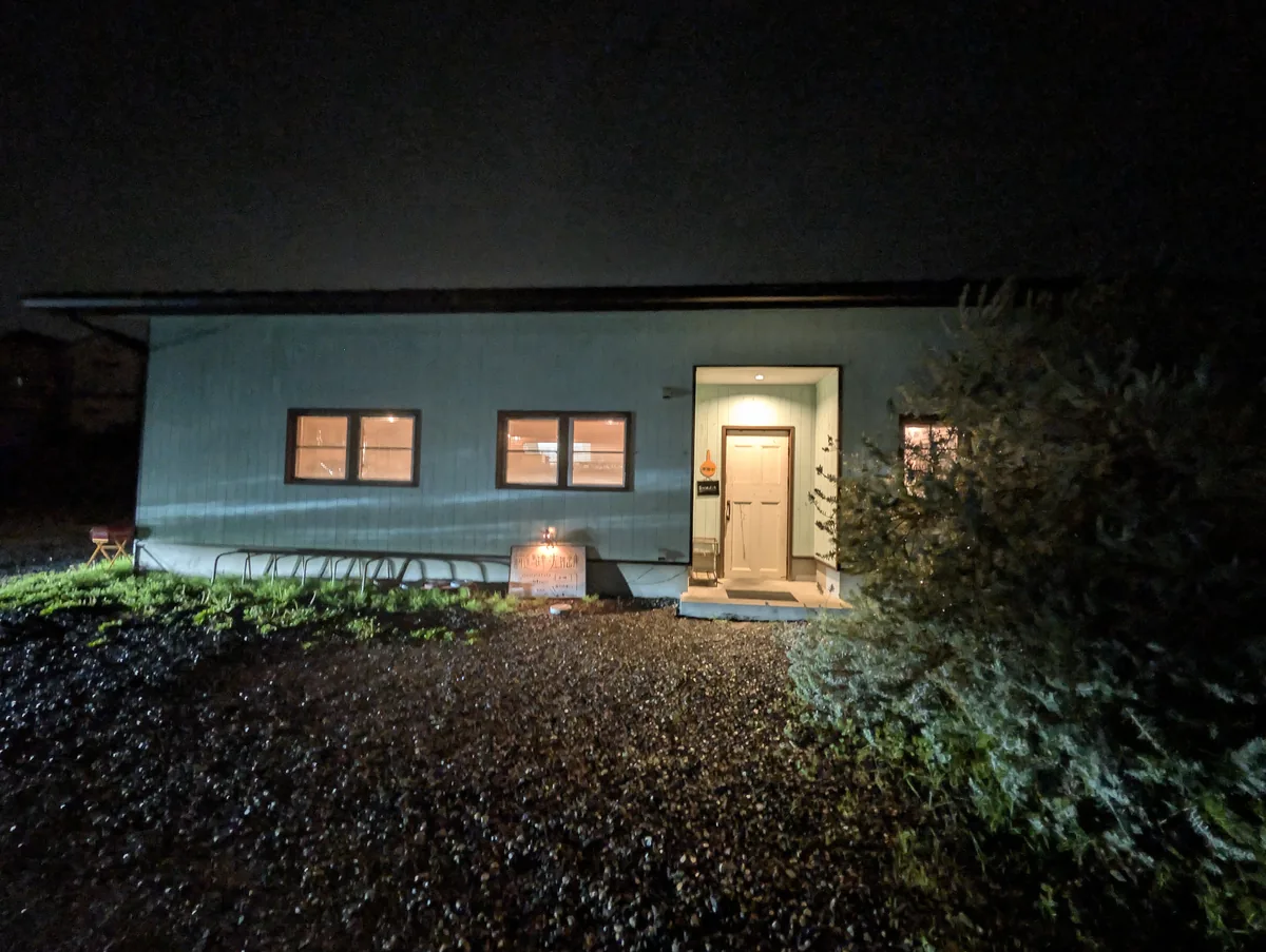 洋風食堂 はらいそ（岡山県総社市）の夜の外観