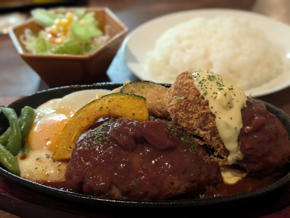 ハンバーグ＆カニクリームコロッケ（サラダ付きのプレート）