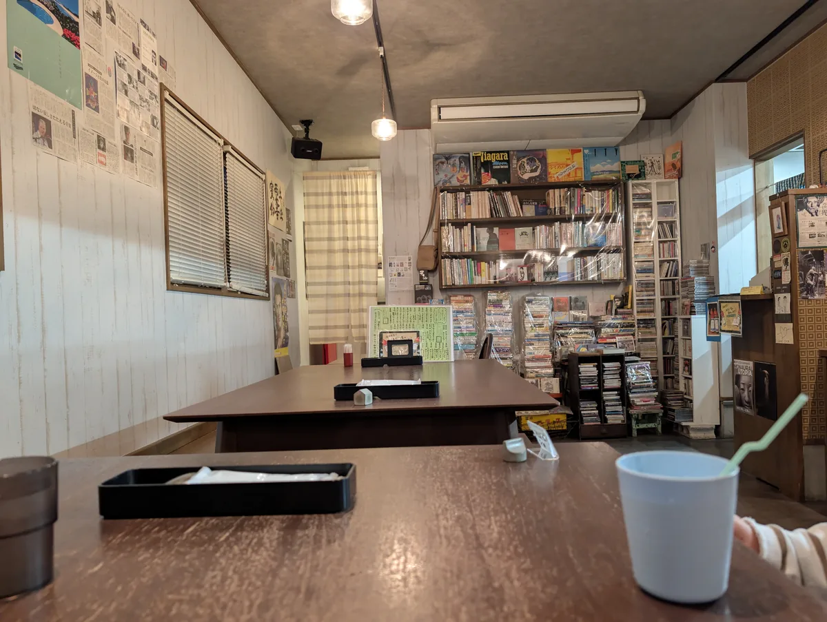 店内のテーブル席とCDラック
