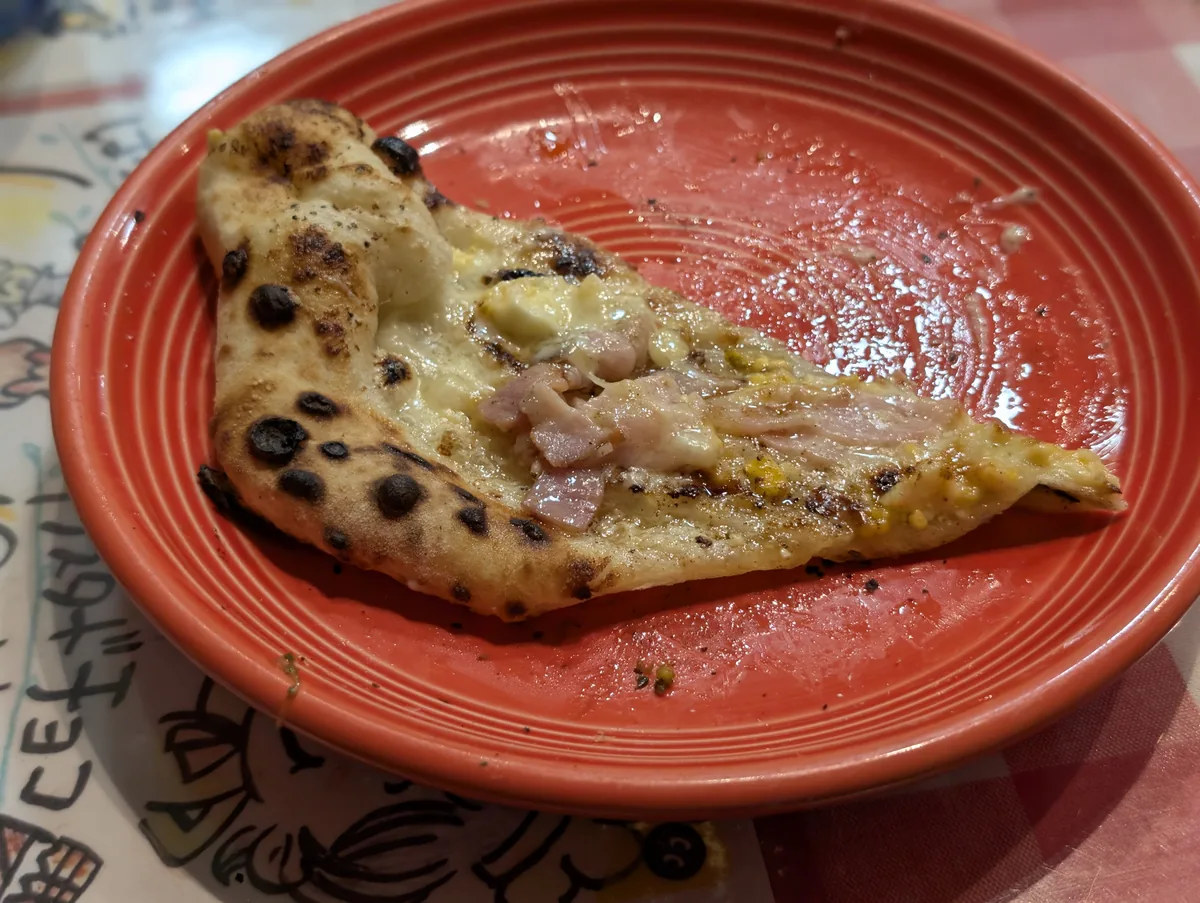 ハムとチーズのピザ