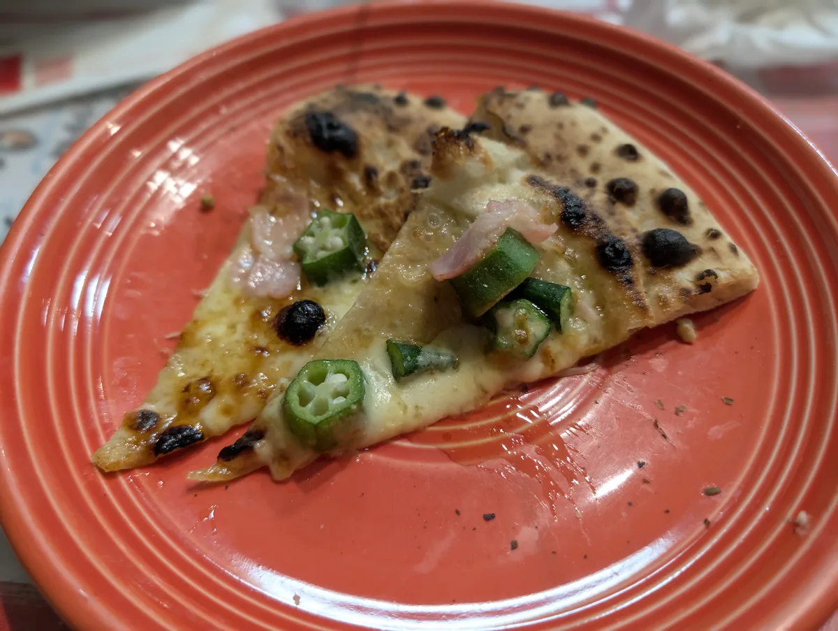 コーンとベーコンのピザ