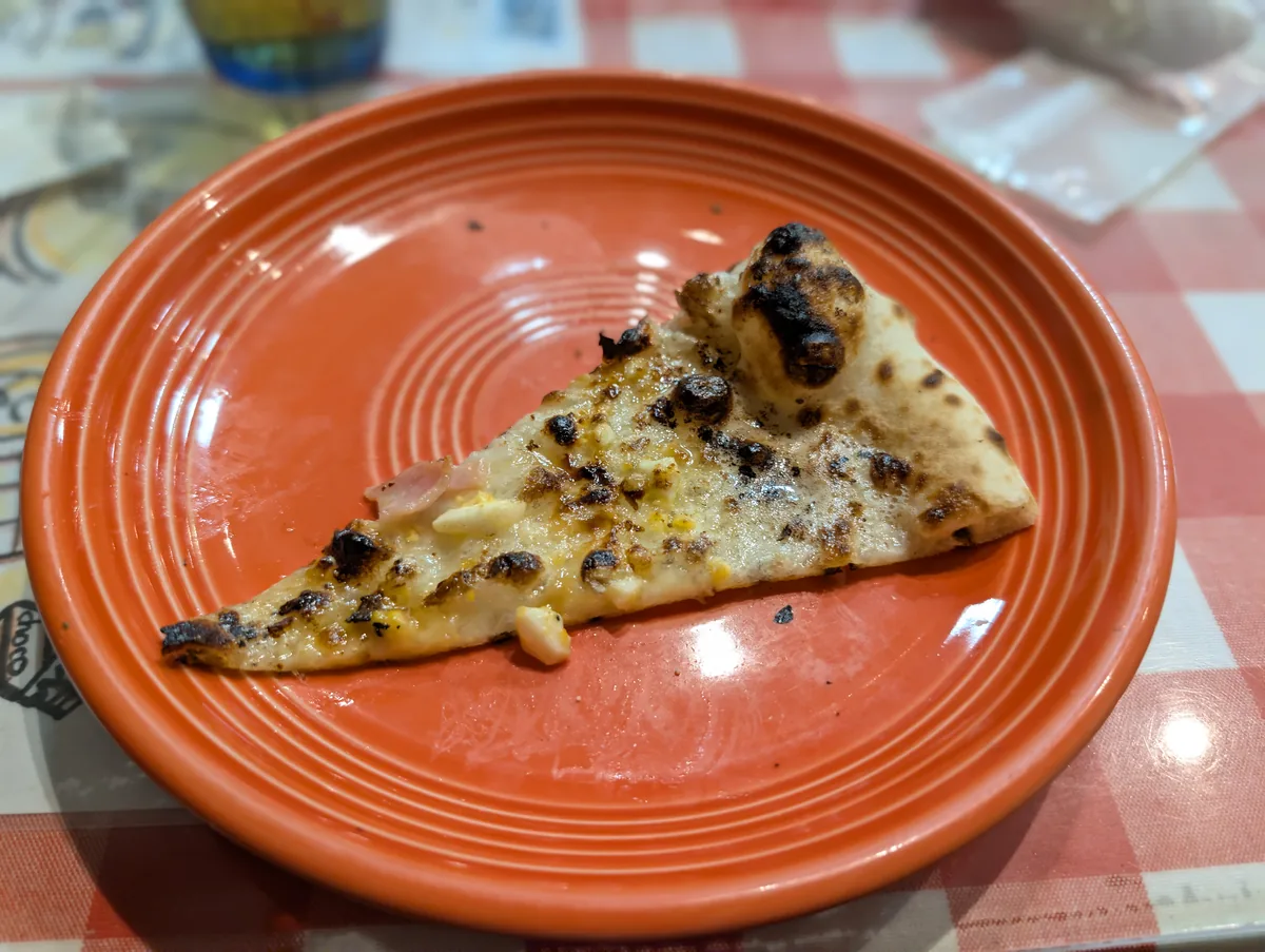 ベーコンとチーズのピザ