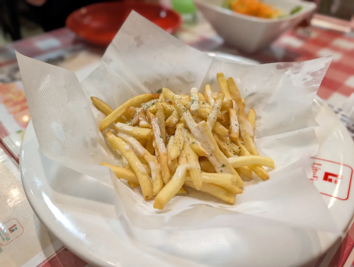 チーズソースがけのフライドポテト