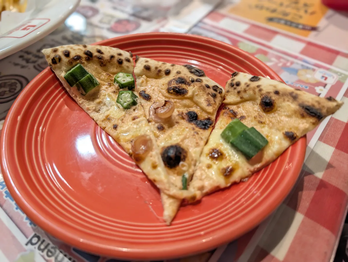 オクラとベーコンのピザ