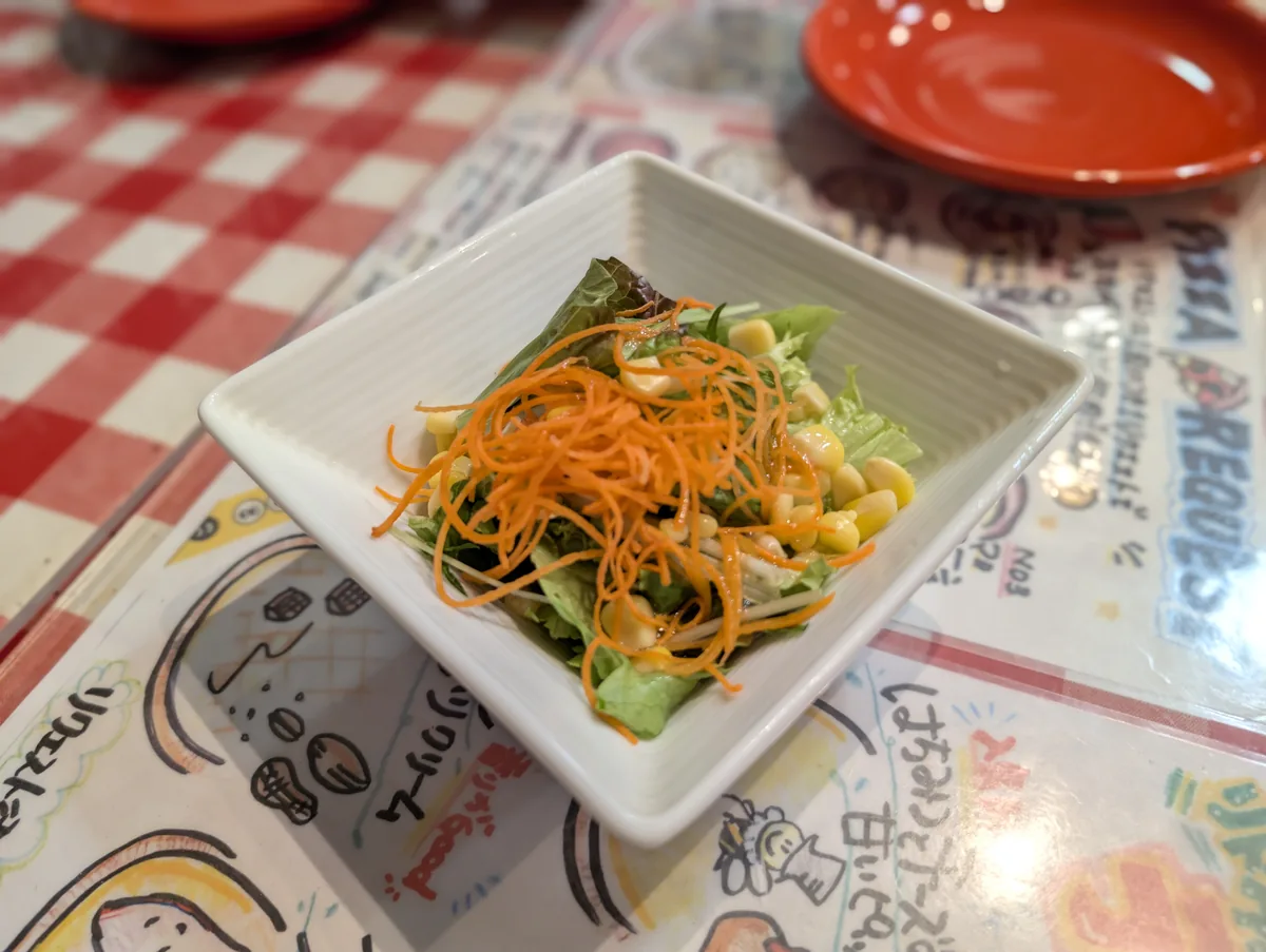 コーンとにんじんののったサラダ